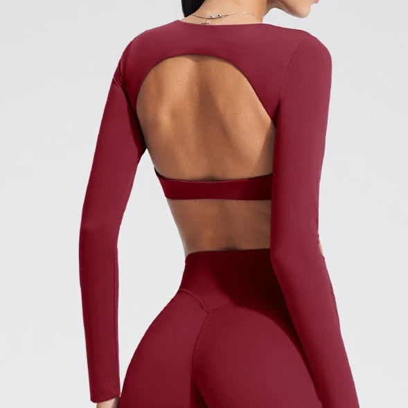 Women's long-sleeved yoga top with built-in breast pads, breathable and comfortable, suitable for gym workouts and fitness.