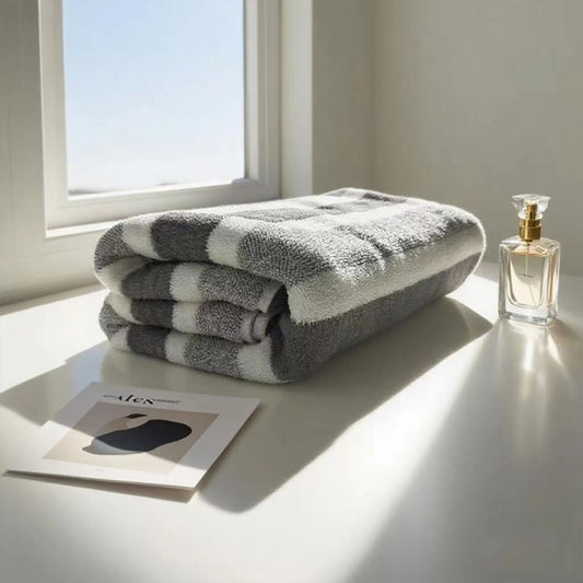 1-pack thick bath towel, strong water absorption and quick drying, non shedding, durable - very suitable for families, beaches,