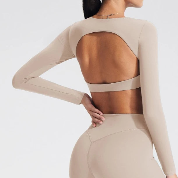 Women's long-sleeved yoga top with built-in breast pads, breathable and comfortable, suitable for gym workouts and fitness.