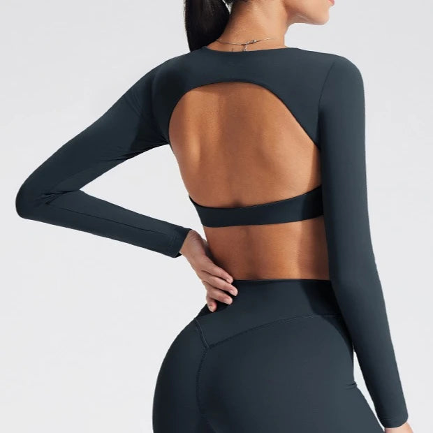 Women's long-sleeved yoga top with built-in breast pads, breathable and comfortable, suitable for gym workouts and fitness.