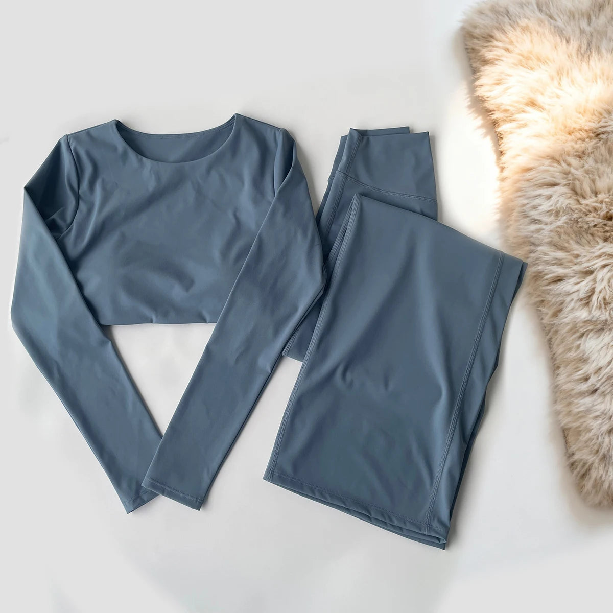 Women's long-sleeved yoga top with built-in breast pads, breathable and comfortable, suitable for gym workouts and fitness.