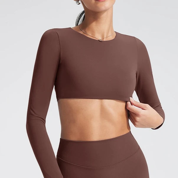 Women's long-sleeved yoga top with built-in breast pads, breathable and comfortable, suitable for gym workouts and fitness.